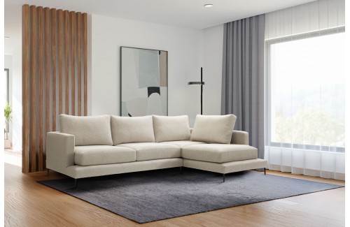 Sofá chaise longue beige de 3 plazas con pata alta y chaise reversible en salón moderno